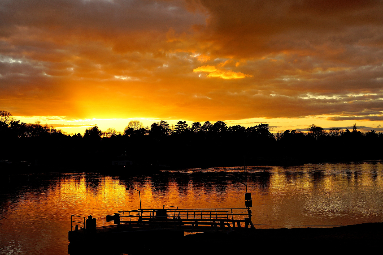 Sonnenuntergang an der Elbe