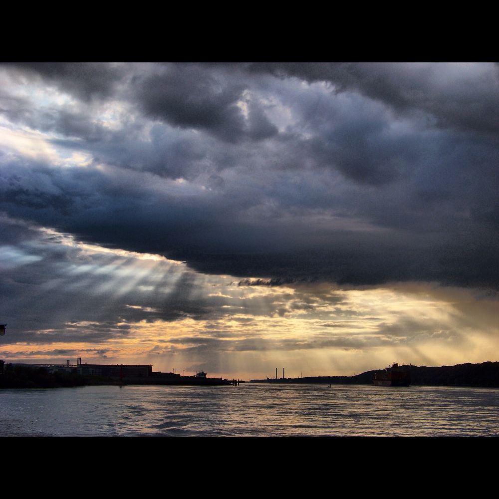 Sonnenuntergang an der Elbe am Hamburger Hafen.