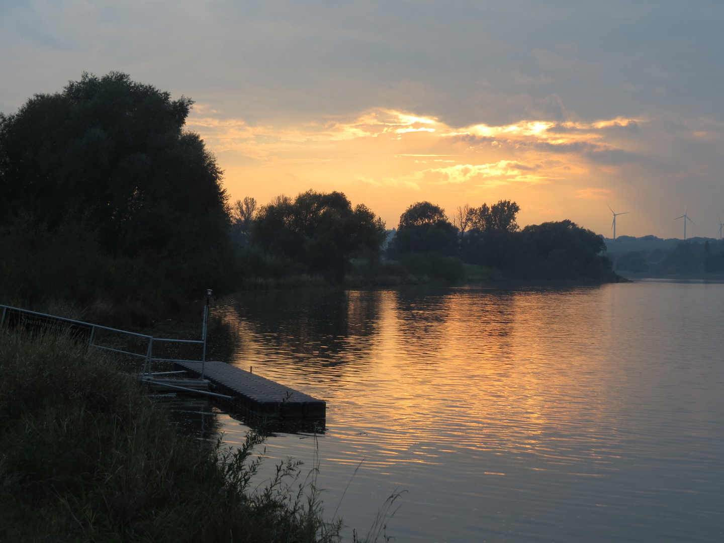 Sonnenuntergang an der Elbe