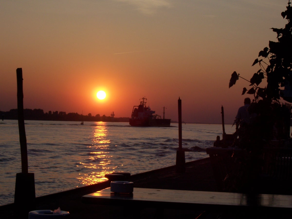 Sonnenuntergang an der Elbe bei Blankenese