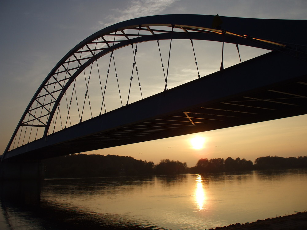 Sonnenuntergang an der Elbe