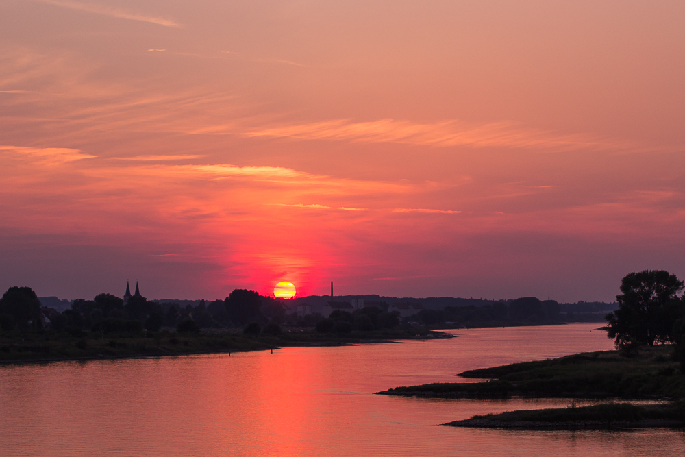 Sonnenuntergang an der Elbe