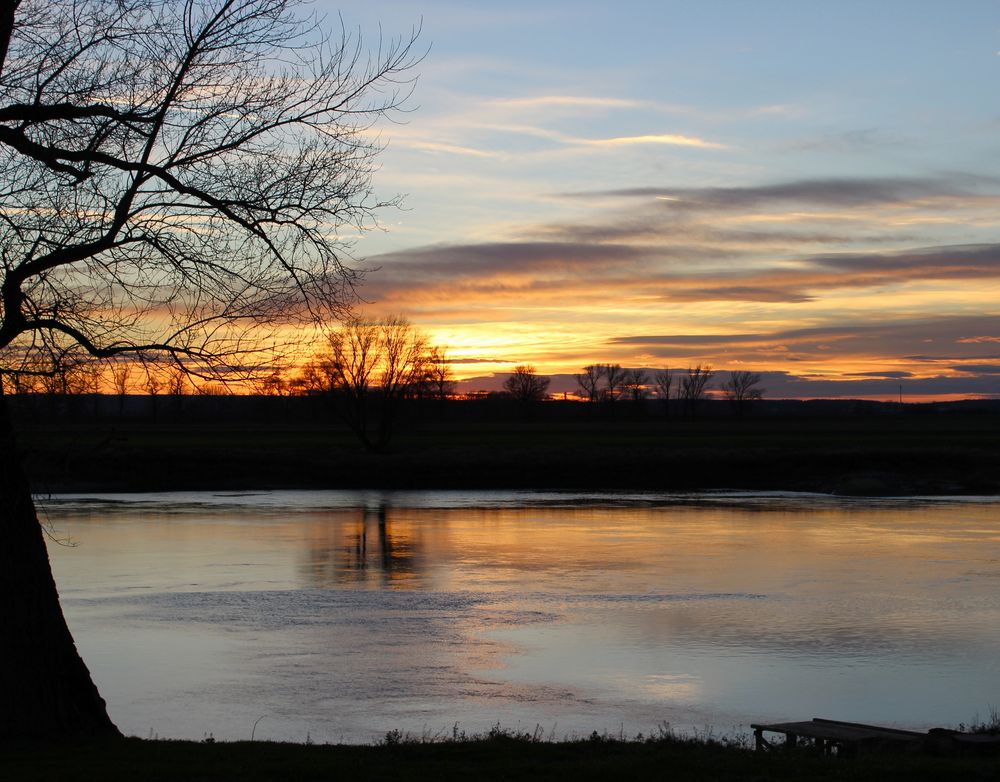 Sonnenuntergang an der Elbe