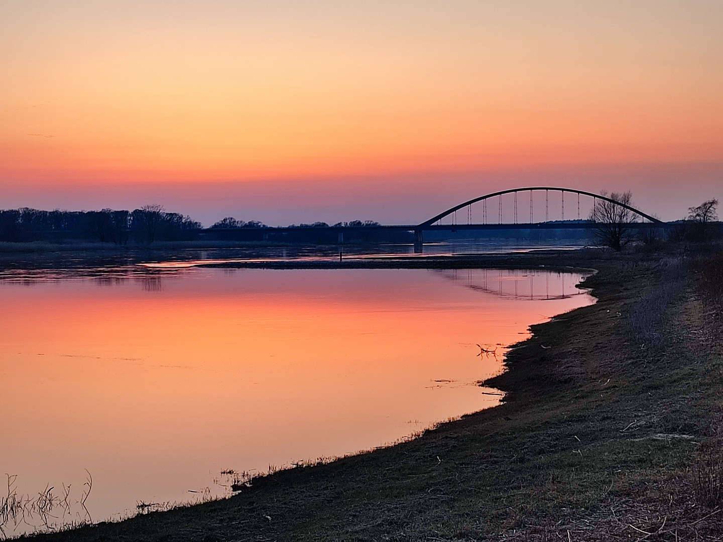 Sonnenuntergang an der Elbe