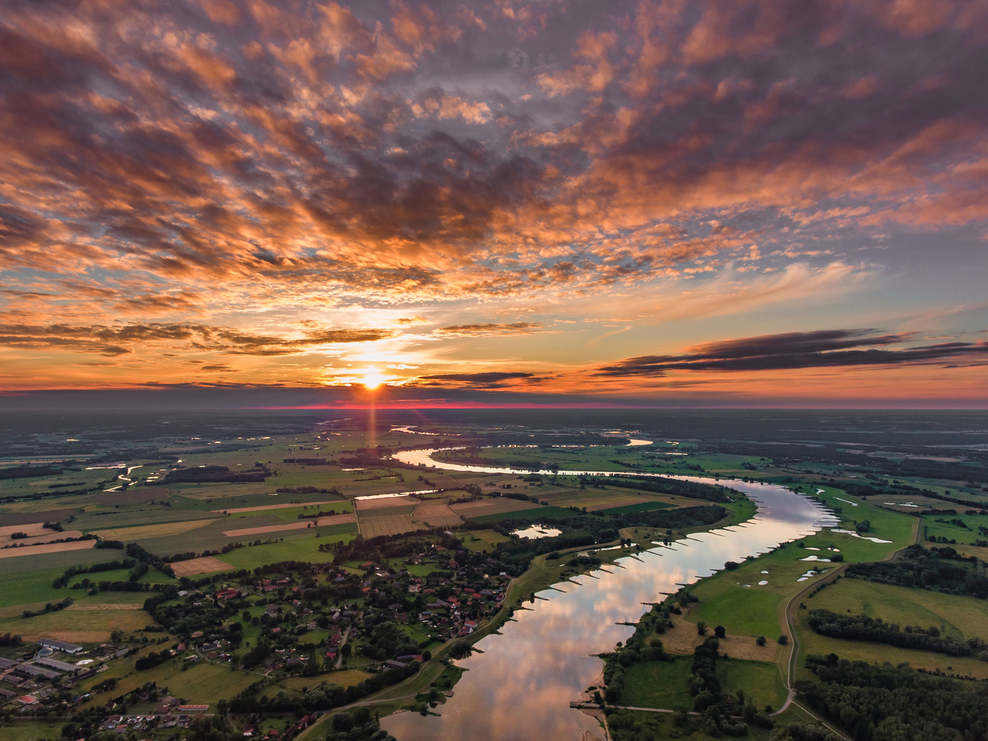 Sonnenuntergang an der Elbe