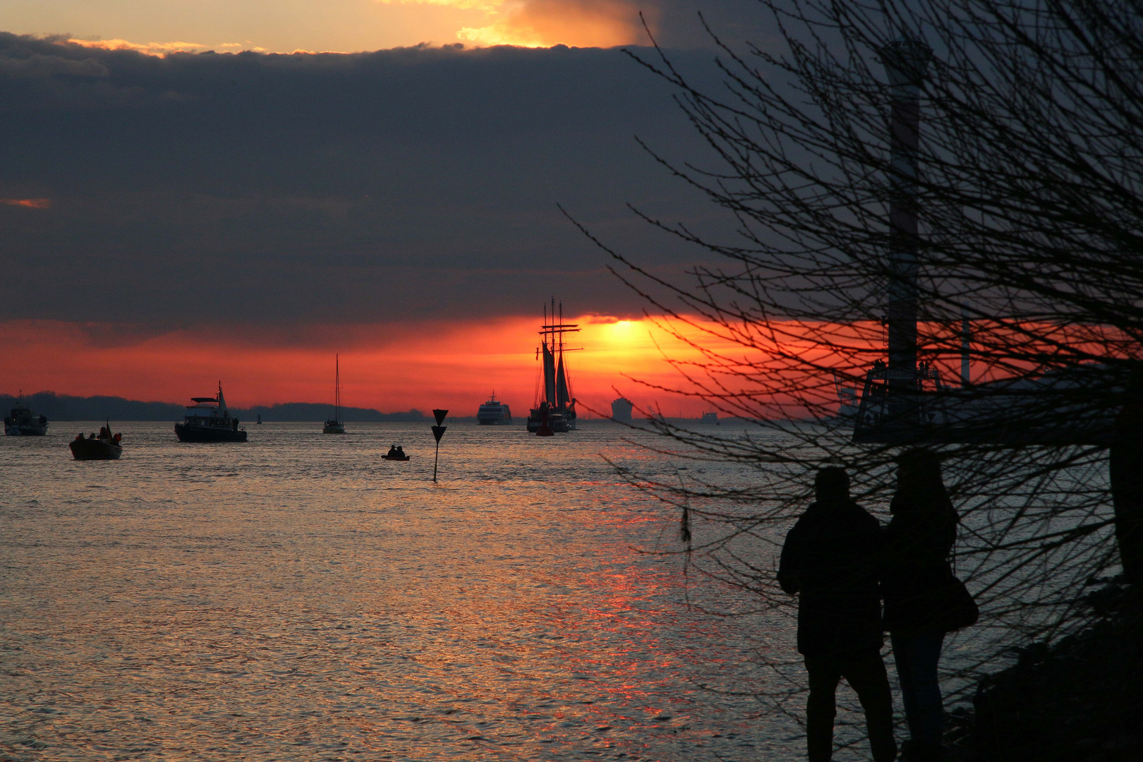 Sonnenuntergang an der Elbe mit Segelschiff