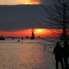 Sonnenuntergang an der Elbe mit Segelschiff
