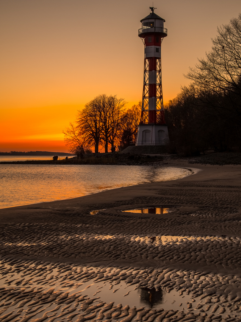 Sonnenuntergang an der Elbe mit Spiegelung