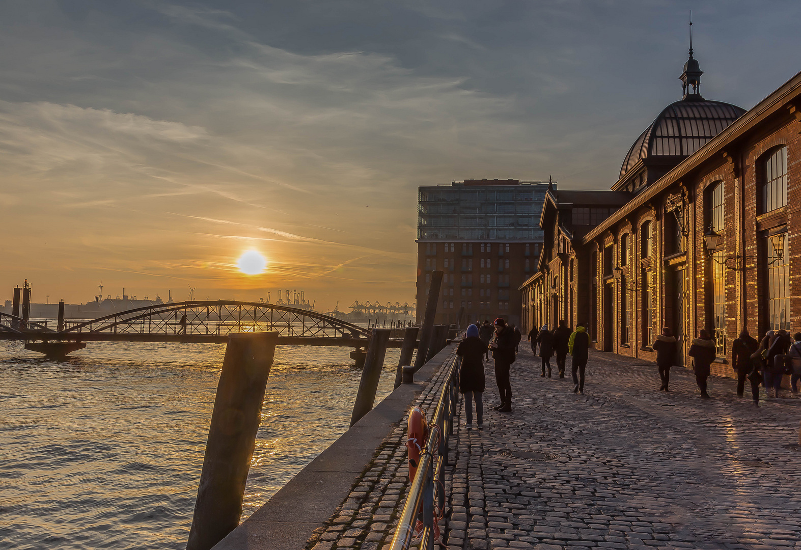 Sonnenuntergang an der Fischauktionshalle in Hamburg