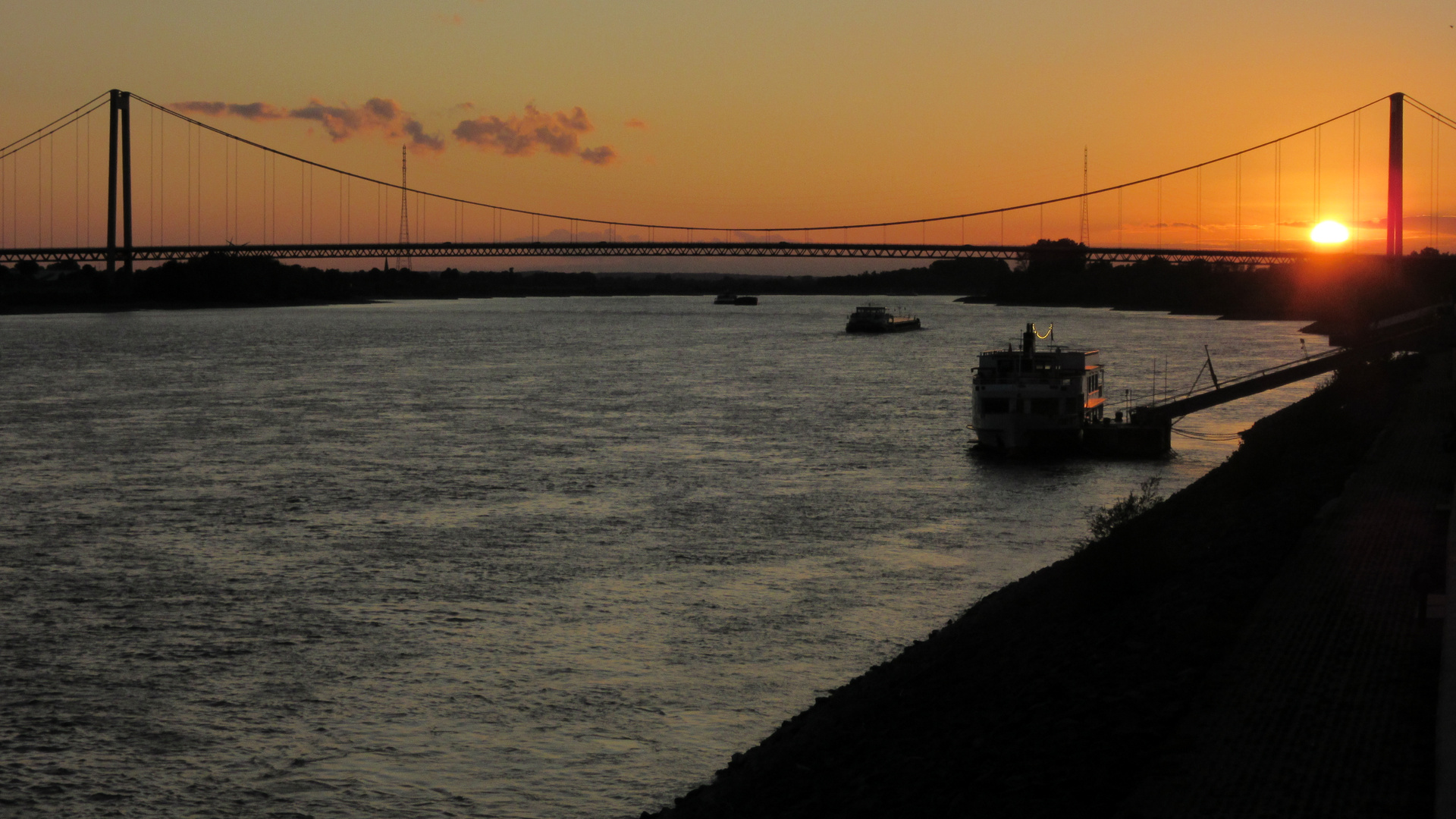 Sonnenuntergang an der "Golden Gate vom Niederrhein" - Emmerich