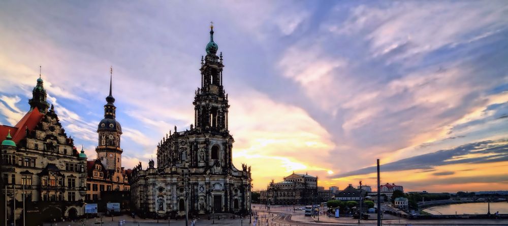 ...Sonnenuntergang an der Hofkirche in Dresden