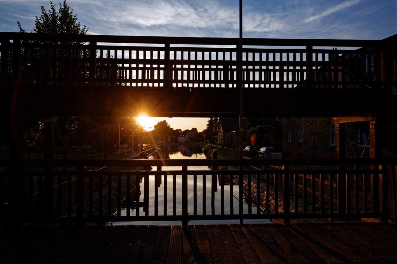 Sonnenuntergang an der Kanalbrücke