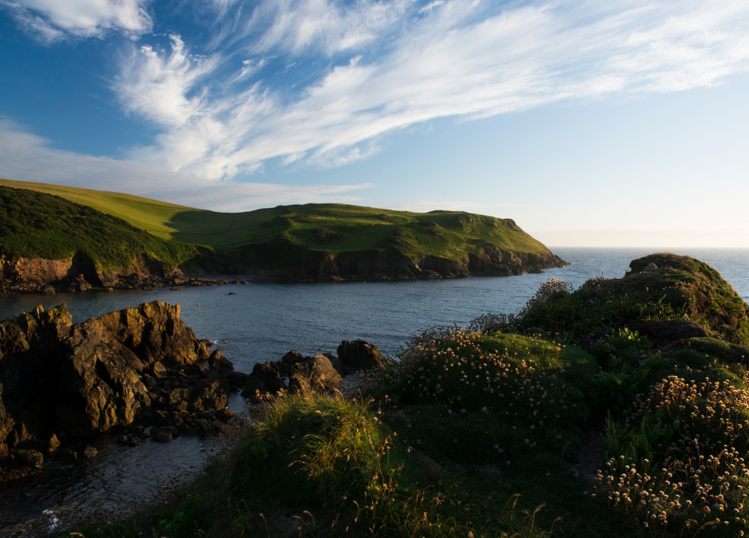 Sonnenuntergang an der Küste von Hope Cove