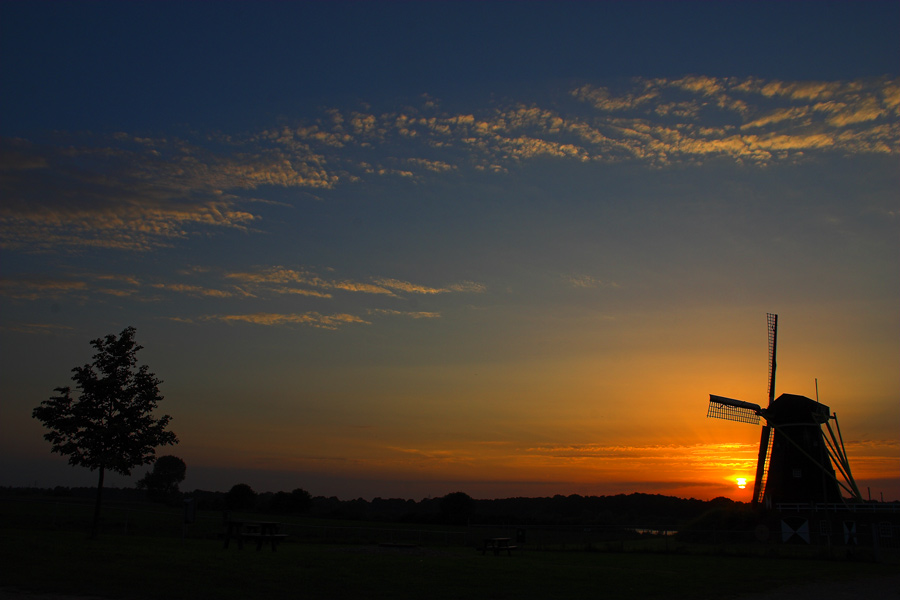 Sonnenuntergang an der Maas