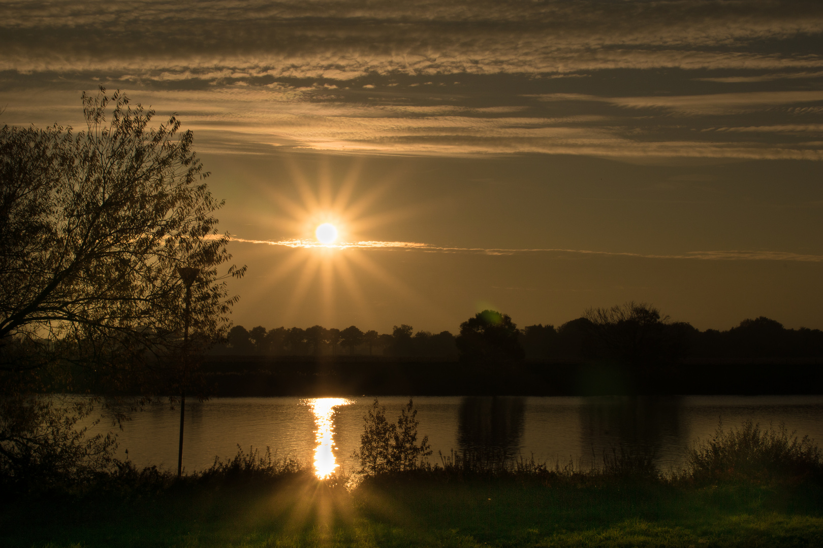 Sonnenuntergang an der Maas