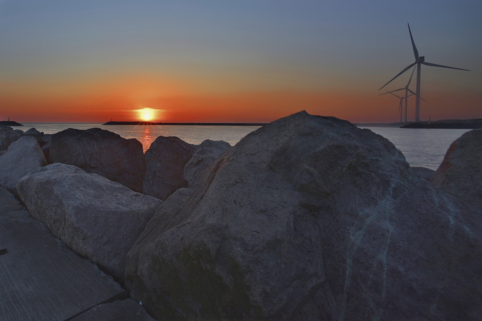 Sonnenuntergang an der Mole in Hvide Sande Dänemark