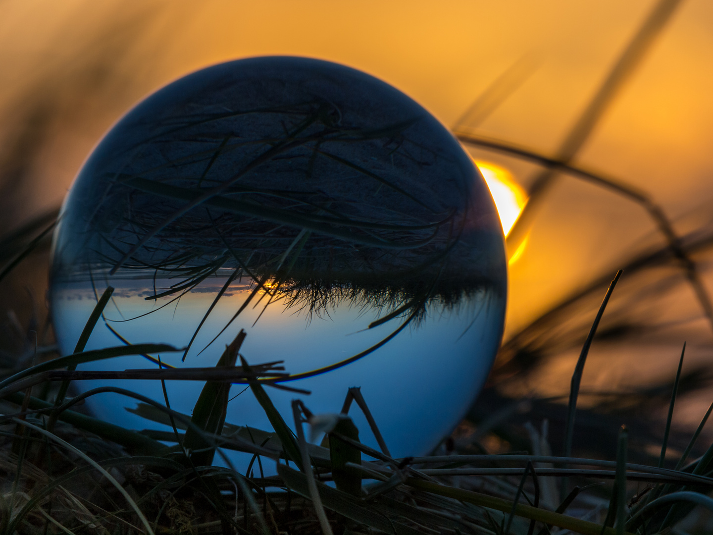 Sonnenuntergang an der Nordsee bei Schillig durch die Kugel