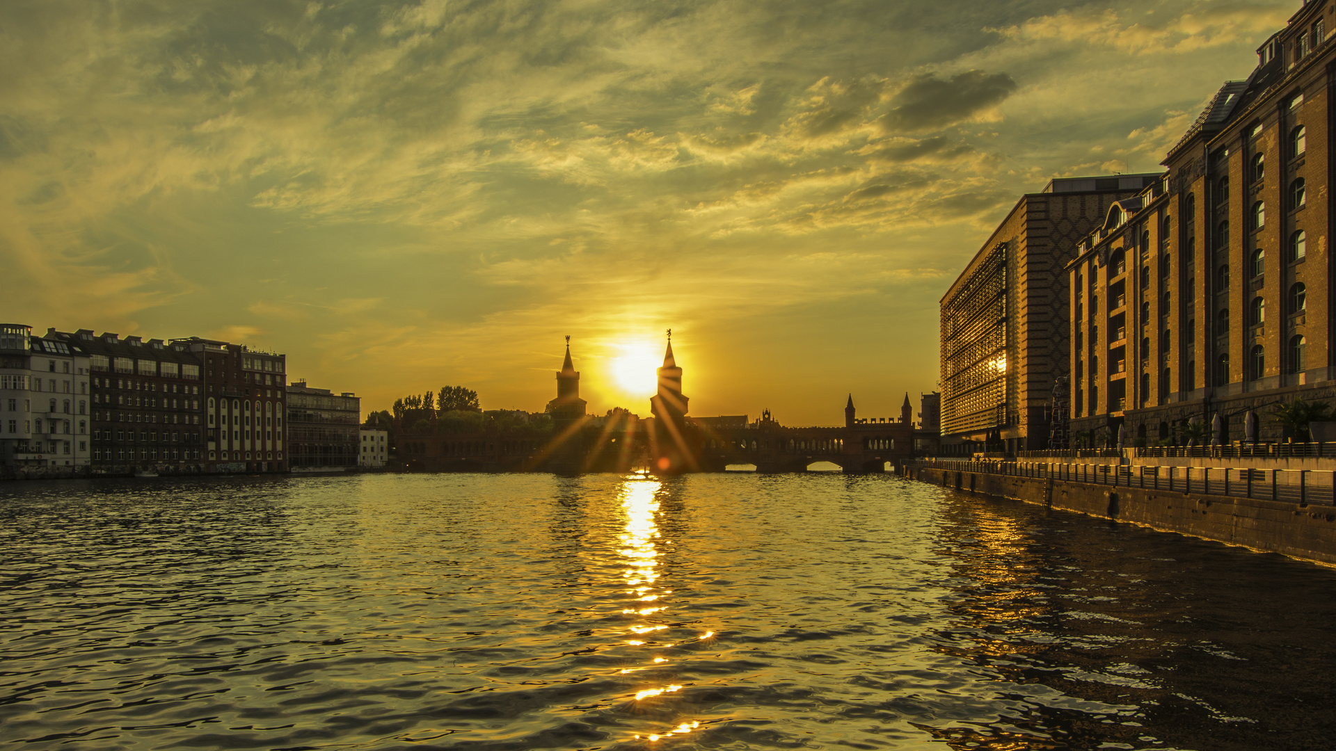 Sonnenuntergang an der Oberbaumbrücke in Berlin