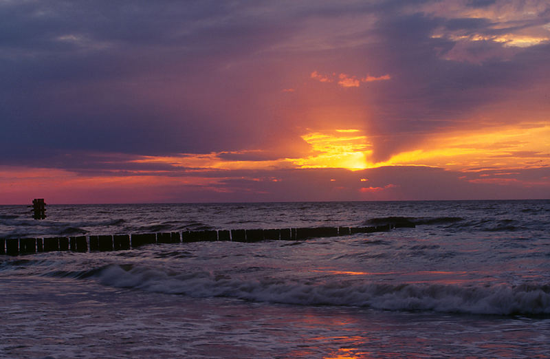 Sonnenuntergang an der Ostsee in Rewal / Polen..