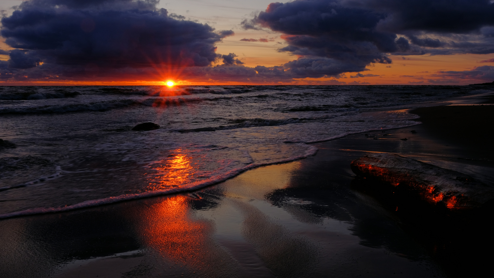 Sonnenuntergang an der Ostseeküste Lettlands