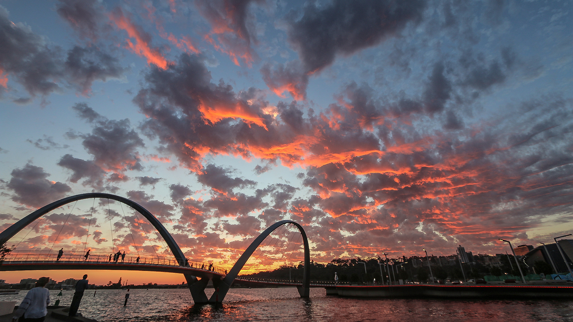 Sonnenuntergang an der Queen Elizabeth Quay Bridge in Perth