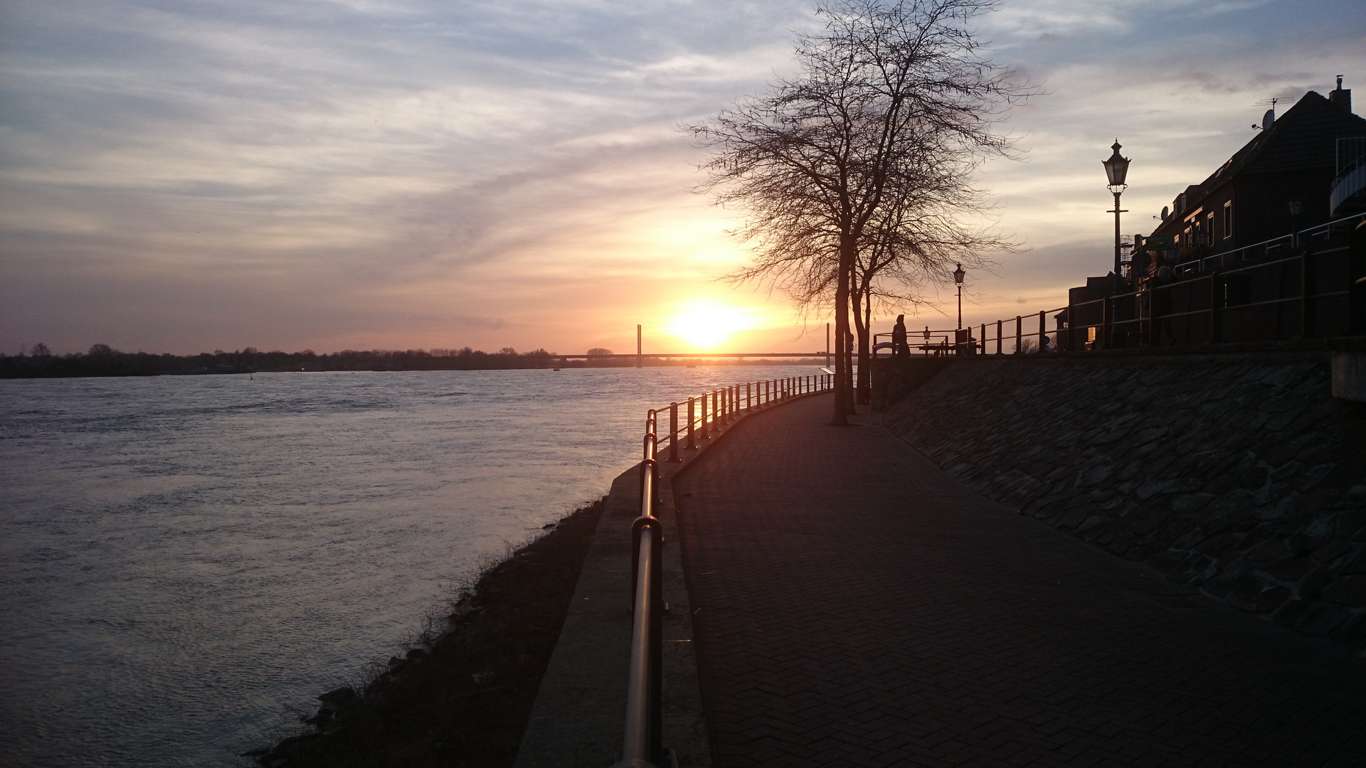 Sonnenuntergang an der Reeser Rheinpromenade