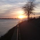 Sonnenuntergang an der Reeser Rheinpromenade