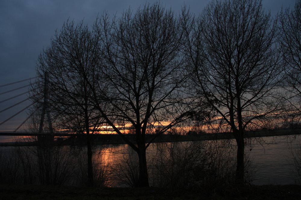 Sonnenuntergang an der Rheinbrücke bei Wesel