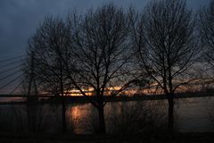 Sonnenuntergang an der Rheinbrücke bei Wesel