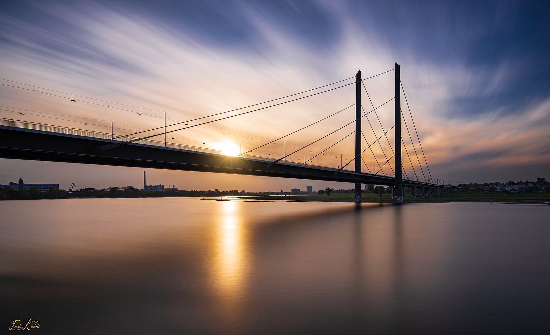 Sonnenuntergang an der Rheinknie-Brücke