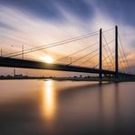 Sonnenuntergang an der Rheinknie-Brücke