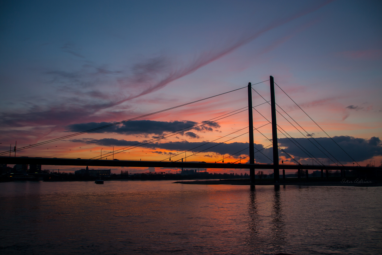 Sonnenuntergang an der Rheinkniebrücke