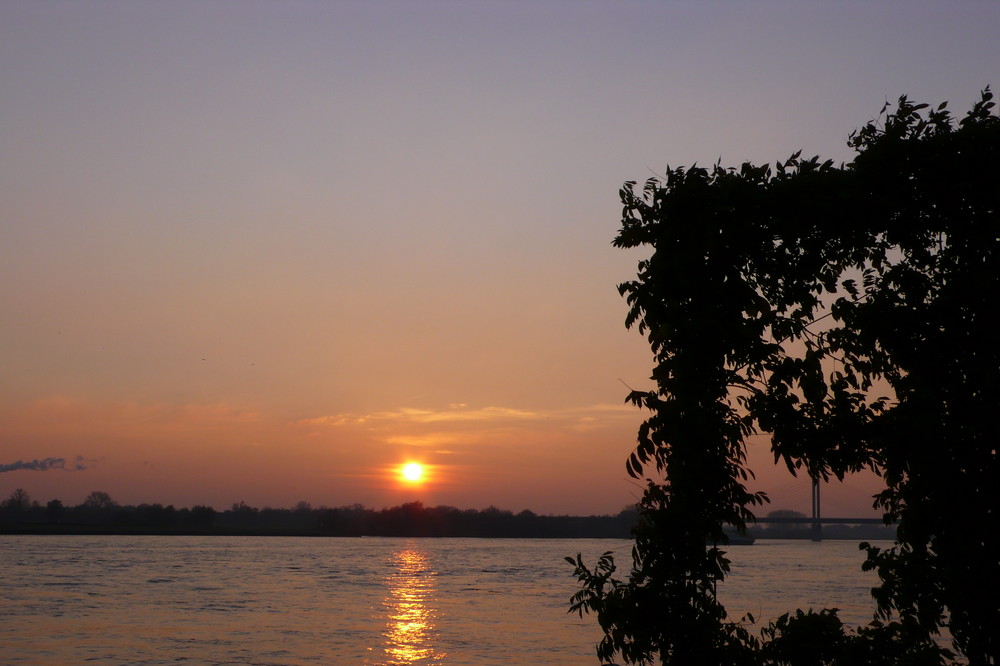 Sonnenuntergang an der Rheinpromenade in Rees