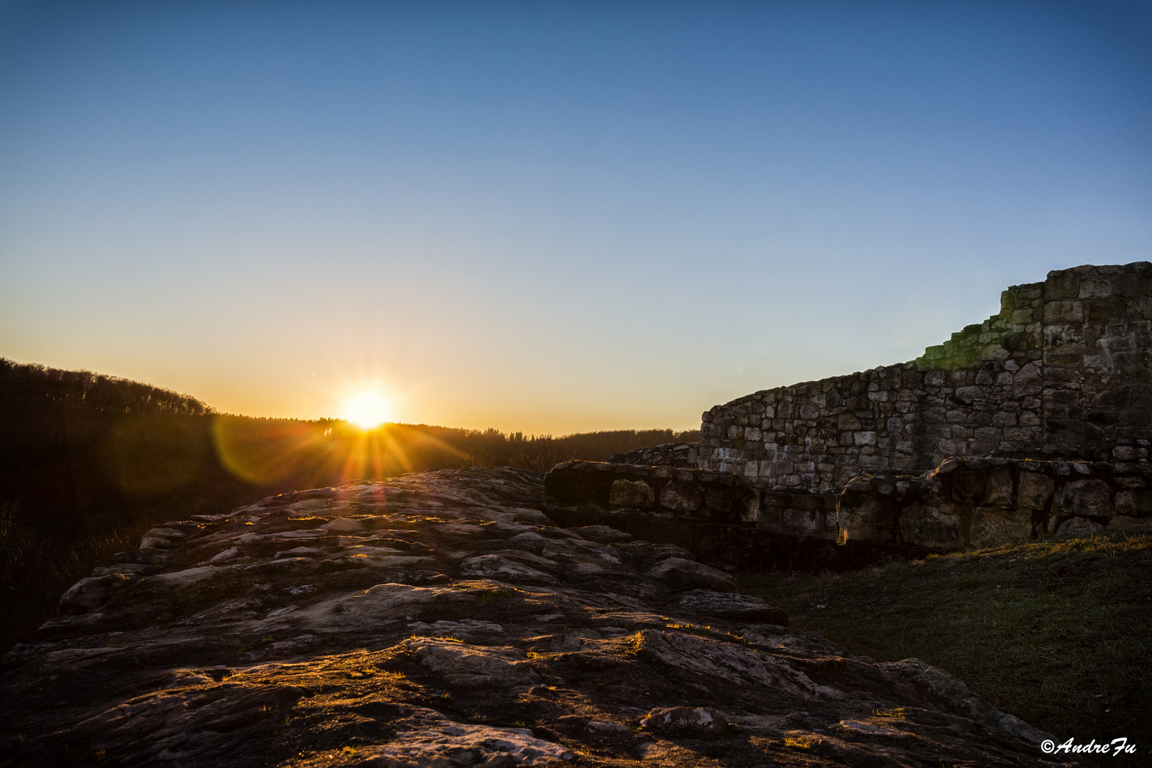 Sonnenuntergang an der Ruine Falkenburg