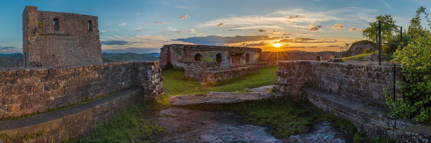 Sonnenuntergang an der Ruine Lindelbrunn