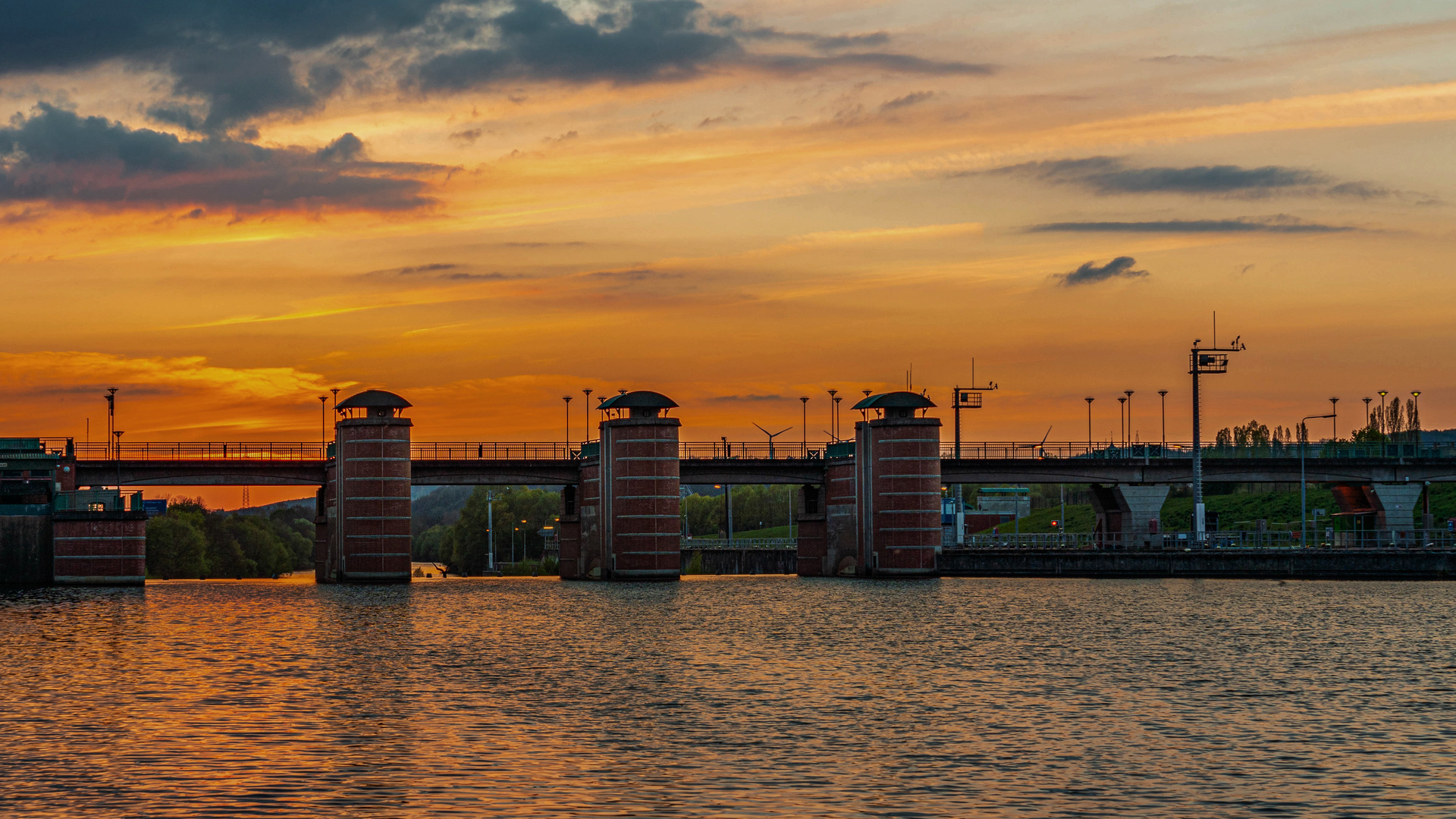 Sonnenuntergang an der Schleuse in Saarbrücken-Burbach, II