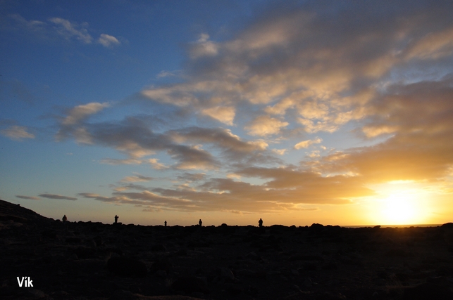 Sonnenuntergang an der schwarzen Küste von Vík, Island