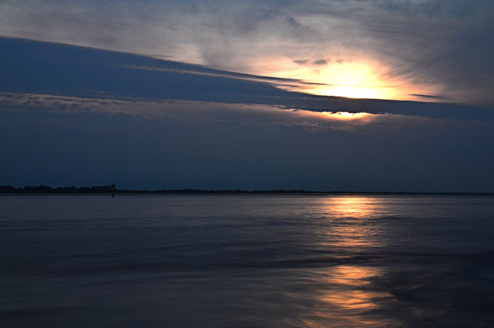 Sonnenuntergang an der Seebäderkaje in Bremerhaven