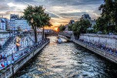 Sonnenuntergang an der Seine in Paris in einem HDR-Bild