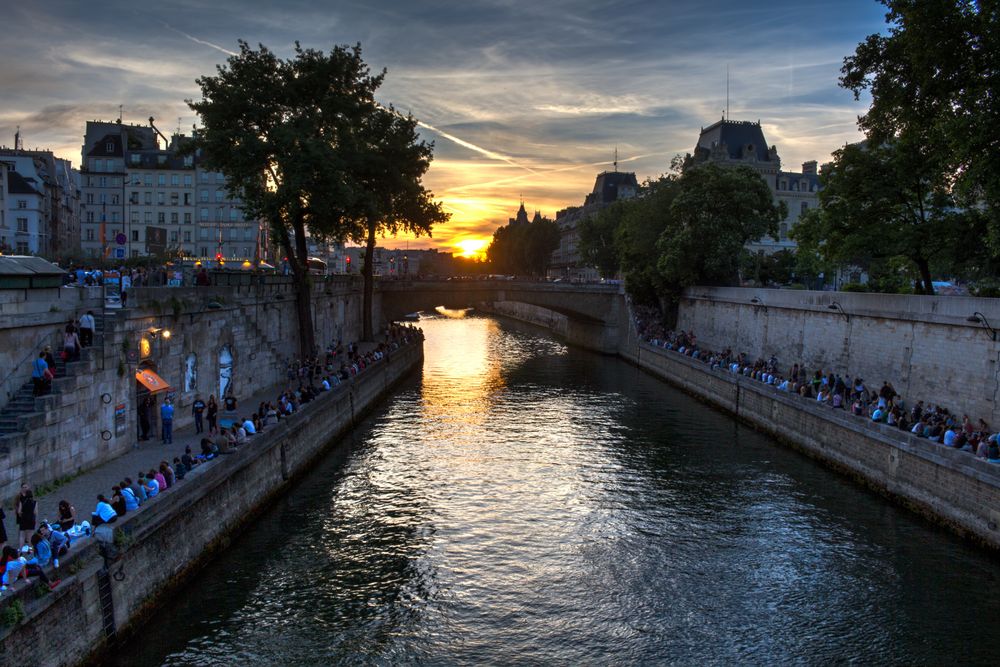 Sonnenuntergang an der Seine in Paris in einem HDR-Bild eingefangen