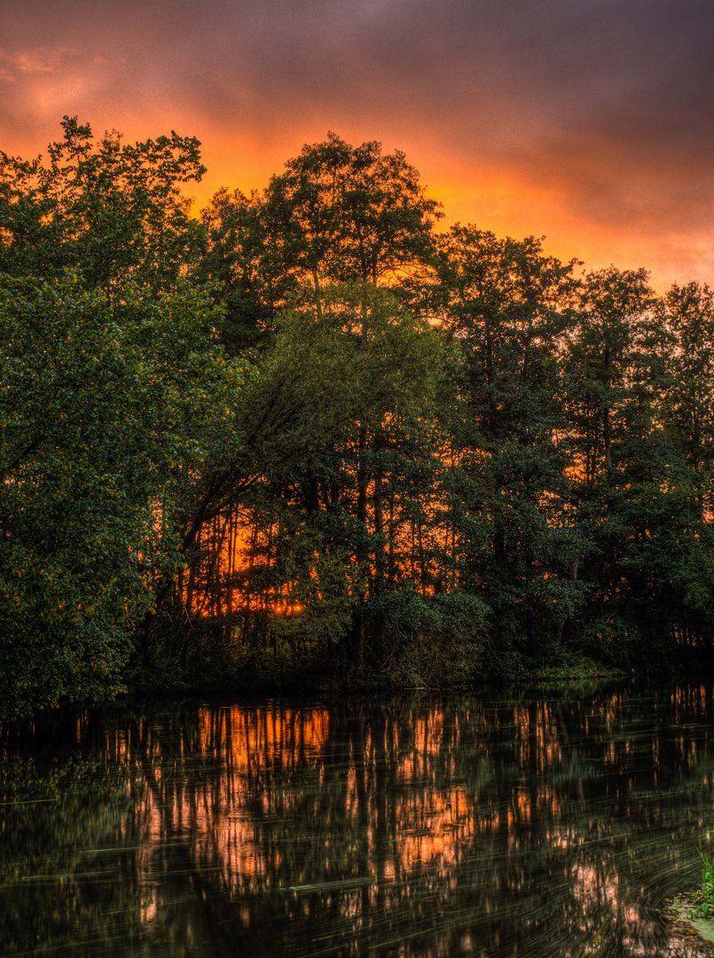 Sonnenuntergang an der Spree nach einem Regenschauer