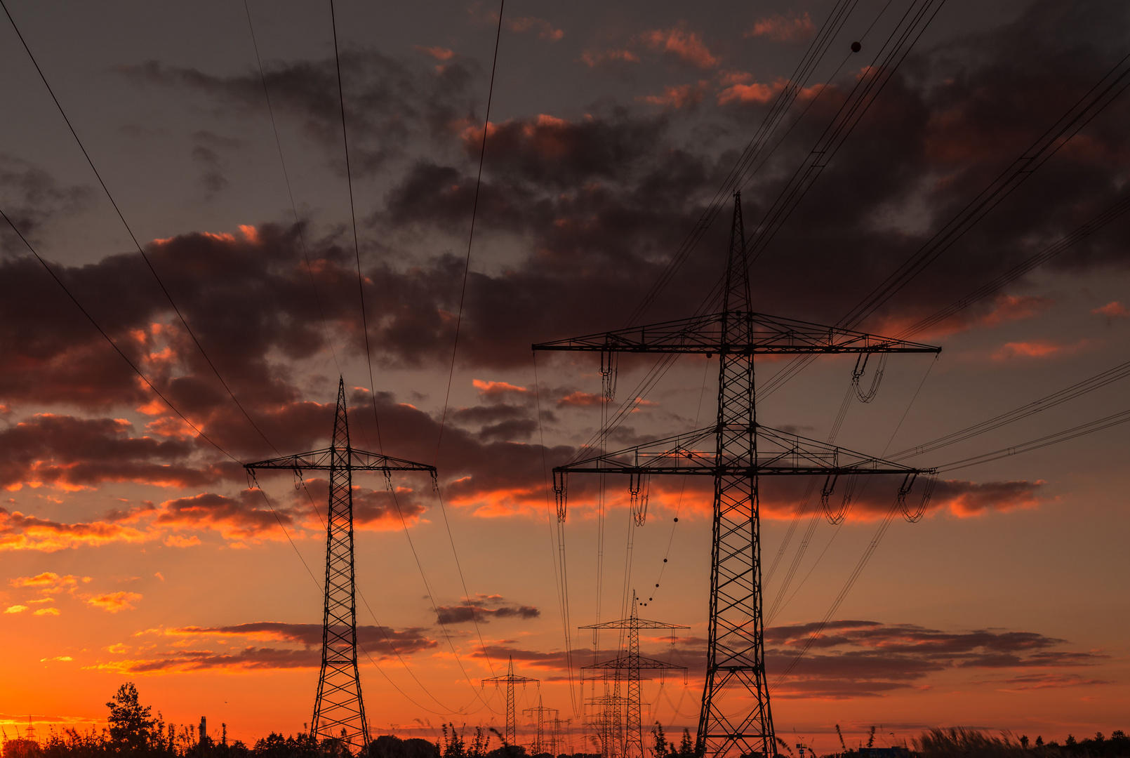 Sonnenuntergang an der Stromtrasse