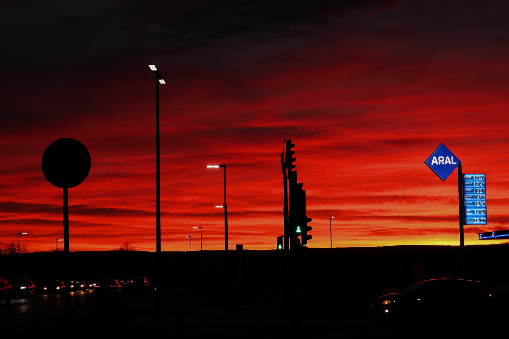 Sonnenuntergang an der Tanke