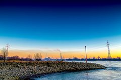 Sonnenuntergang an der Walsumer Rhein Aue mit Blick auf die STEAG