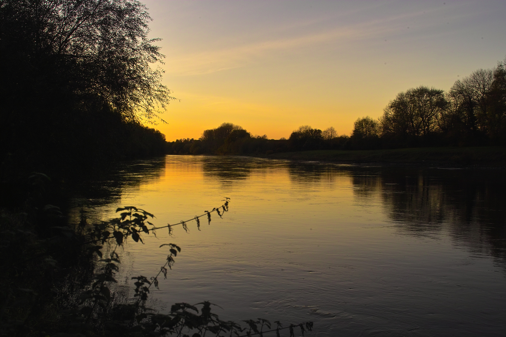 Sonnenuntergang an der Weser im November