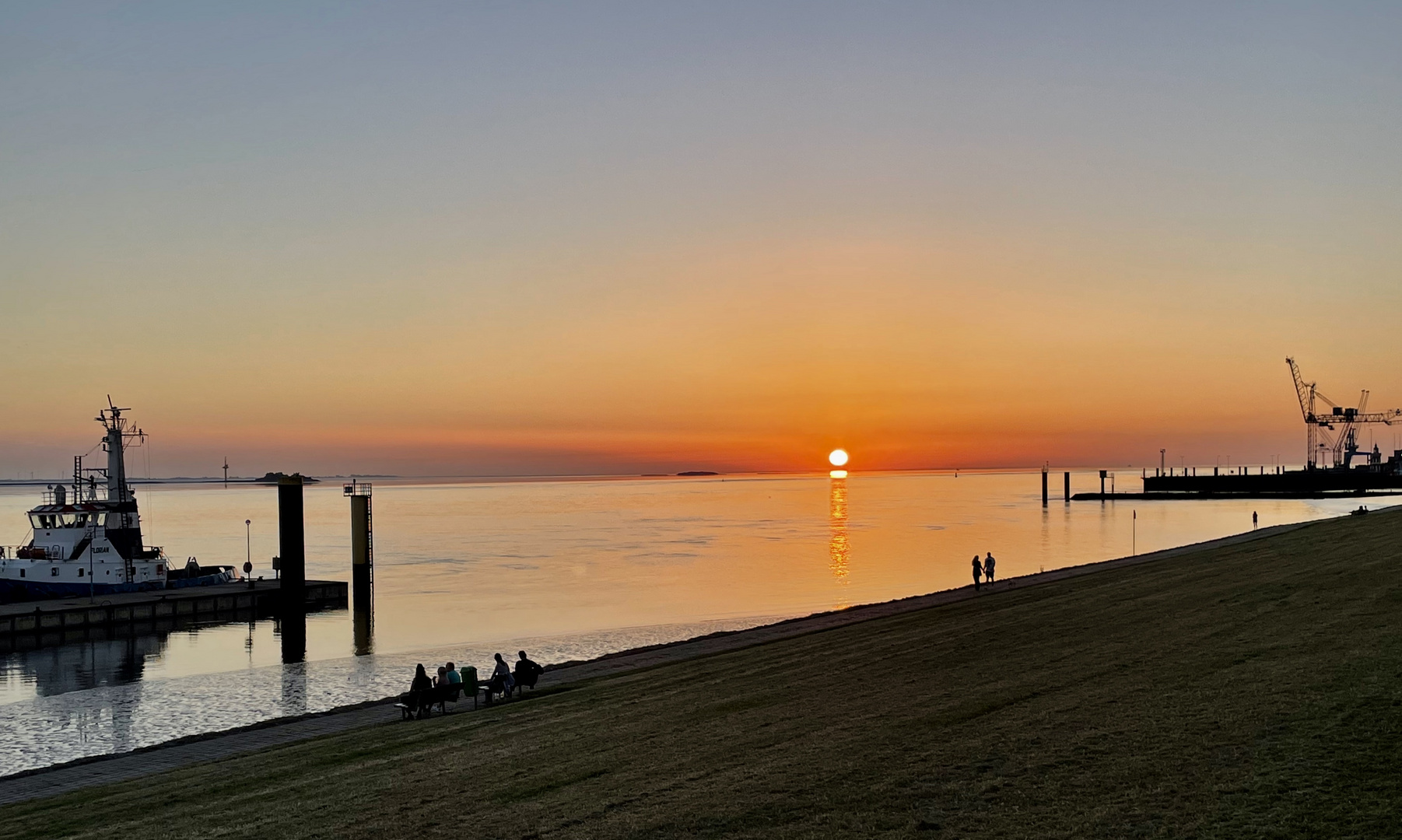 Sonnenuntergang an der Wesermündung in Bremerhaven