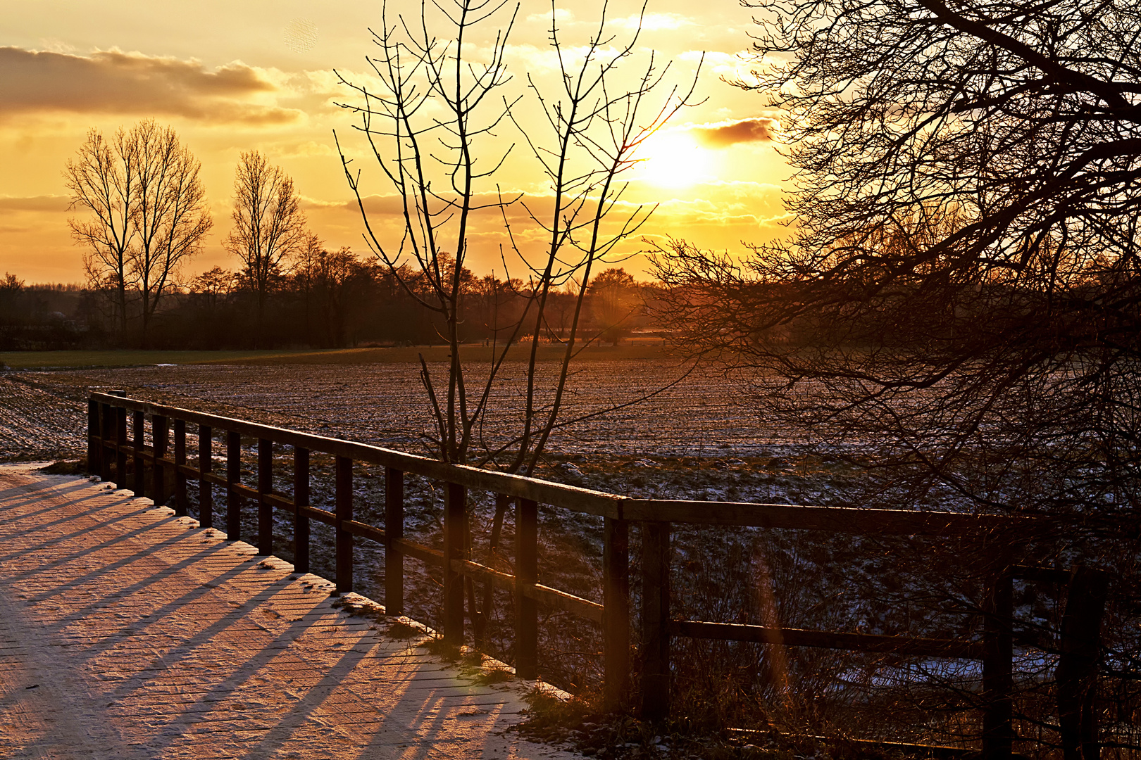 Sonnenuntergang an der winterlichen Vechte in Quendorf