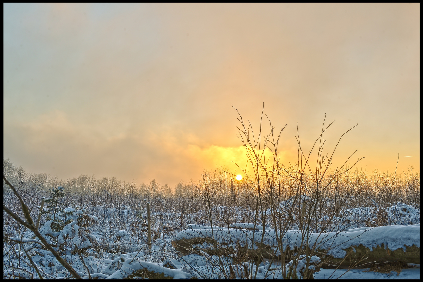 Sonnenuntergang an einem kalten Wintertag