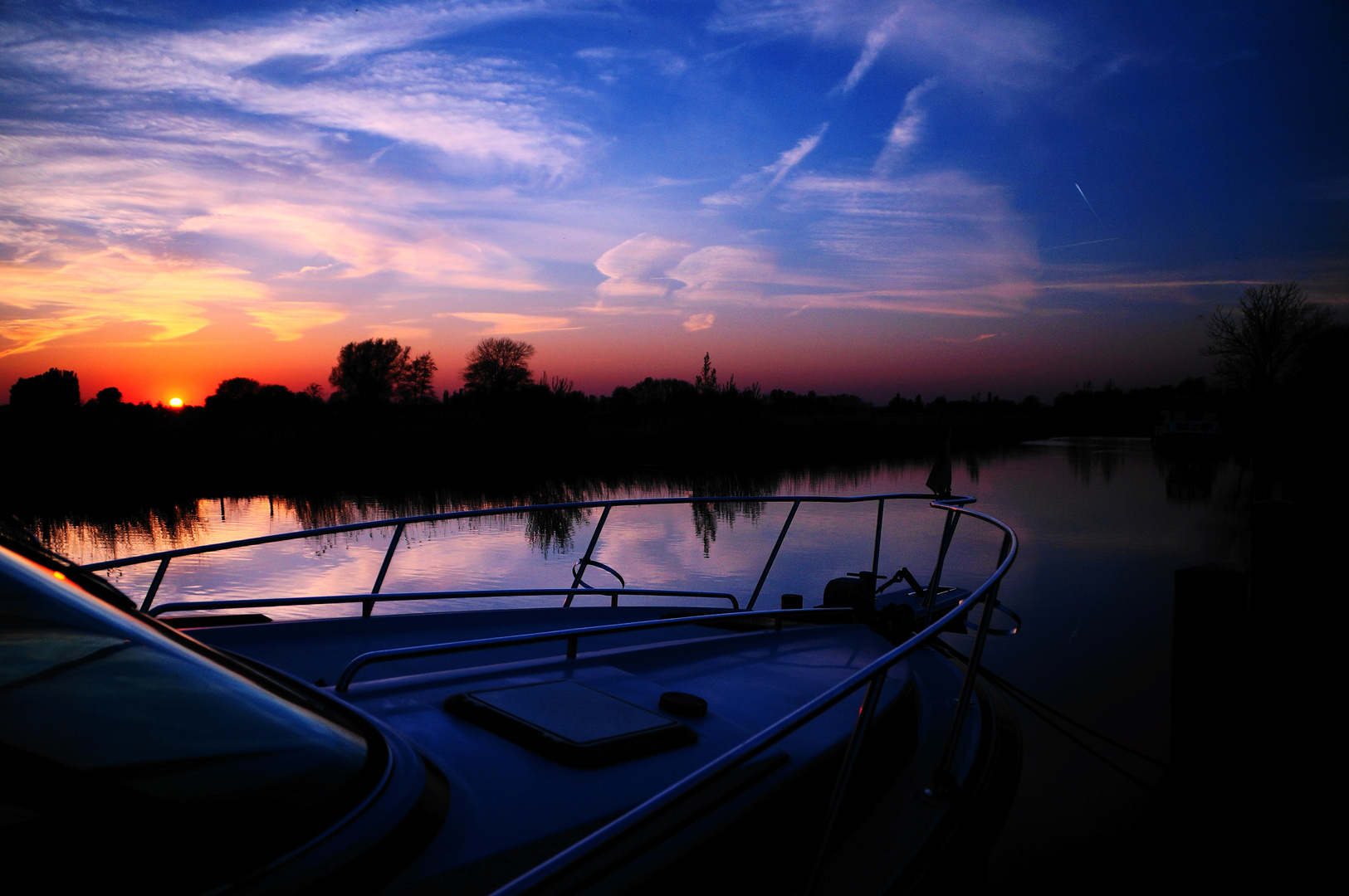 Sonnenuntergang an einem kleinen Hafen