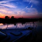 Sonnenuntergang an einem kleinen Hafen